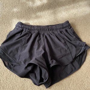lululemon  black 2.5 hotty hot shorts